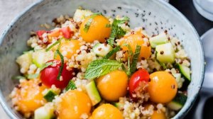 Salade au quinoa, melon, courgette,menthe et tomate