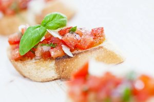 Tartines parfumées à la tomate