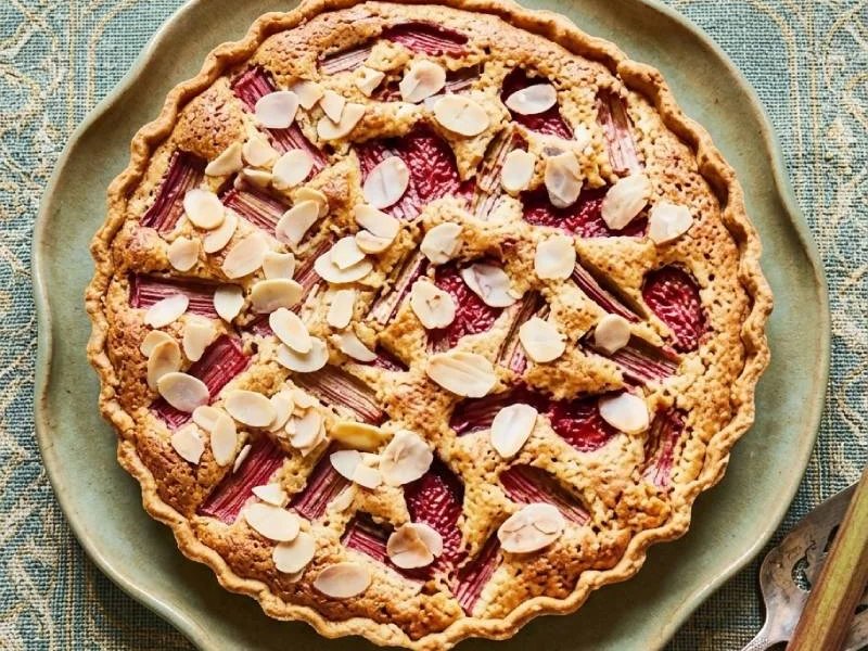 Tarte Fraise Rhubarbe à la Crème d'Amandes : La Recette Maison qui Fait Sensation
