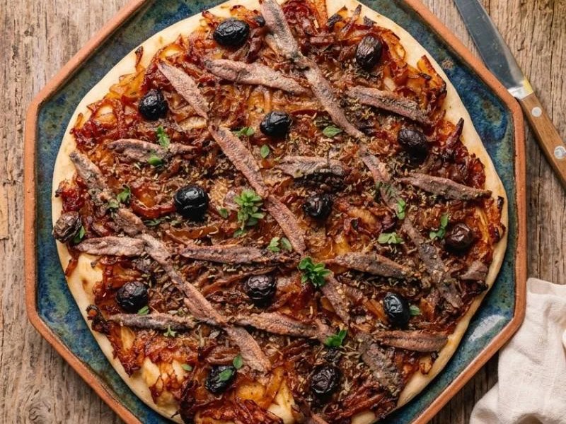 Pissaladière Niçoise : La Recette Authentique aux Oignons Confits et Anchois