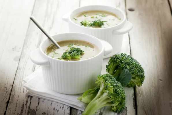 16 Entrées savoureuses et équilibrées au brocoli : soupes, veloutés et recettes gourmandes