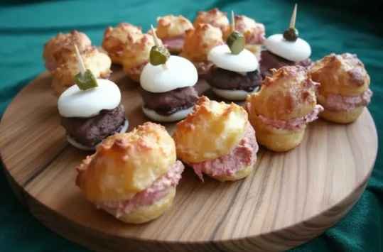 Gougères au thon et mini burgers au Babybel : idée apéritif originale
