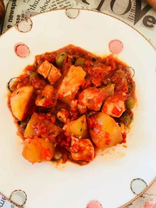 Mijoté de poulet épicé aux tomates et poivrons