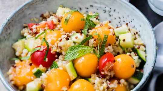Salade au quinoa, melon, courgette,menthe et tomate