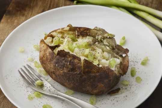 Pommes de terre farcies au jambon et fromage râpé