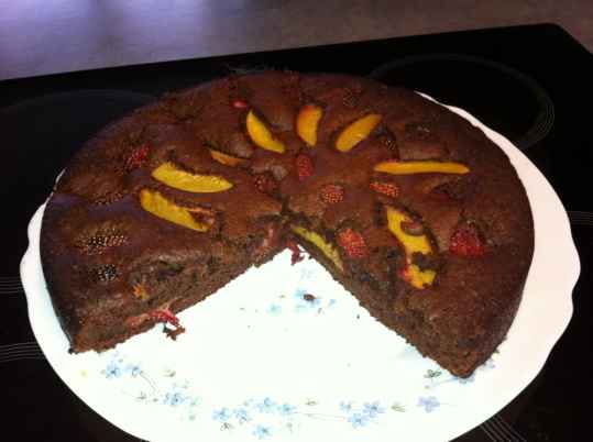 Moelleux au chocolat, pêches et fraises