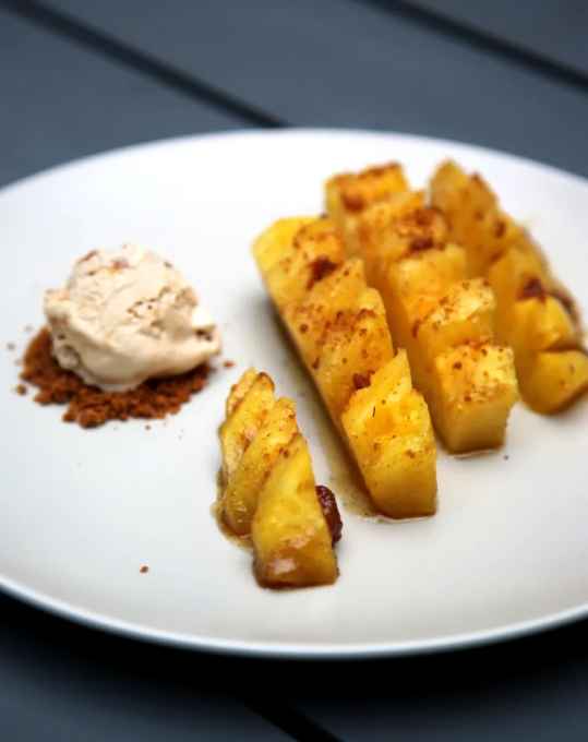 Poêlée d'ananas aux speculoos et glace caramel