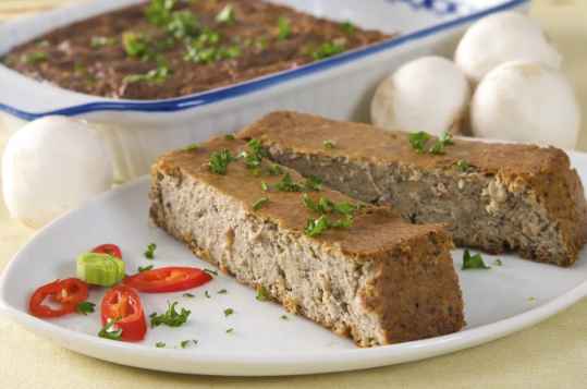 Gâteau de foies de volaille et quenelles sauce aurore