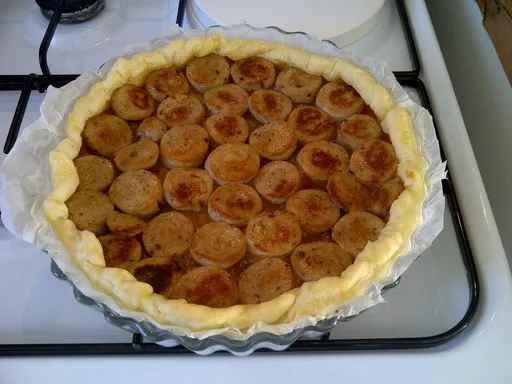 Tarte fine au boudin blanc et à la compote de pomme
