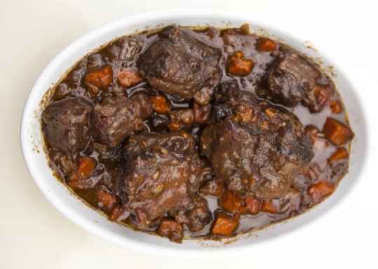 Queue de boeuf confite au vin rouge