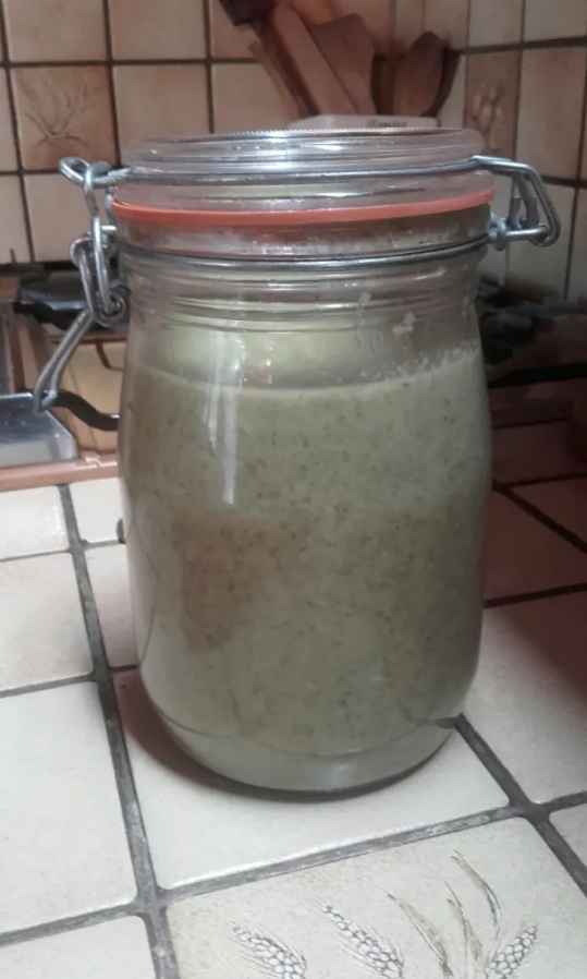 Soupe crémeuse aux fanes de radis et poudre de jambon