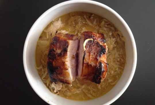 Rôti de porc à la moutarde et aux pommes caramélisées