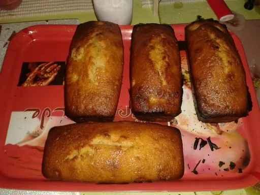 Cake aux cerises confites et au miel