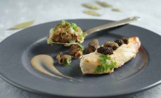 Chapon confit au vin jaune et au morilles