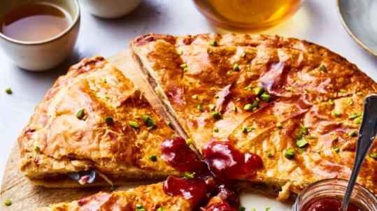 Galette des rois à la confiture de fraises et aux pistaches