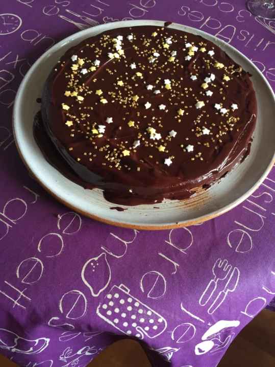 Gâteau à la cannelle et à l'orange (glaçage chocolat)