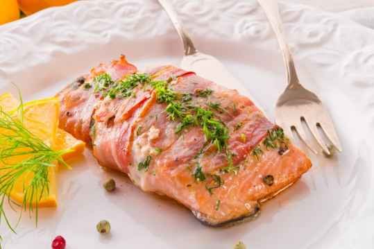 Pavé de saumon rôti à l'ail et au lard