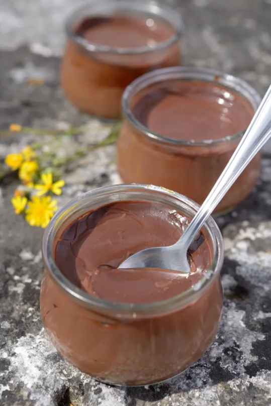 Petits pots de crème au chocolat et au lait végétal de noisettes
