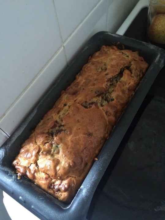 Cake aux pruneaux, lardons et noix