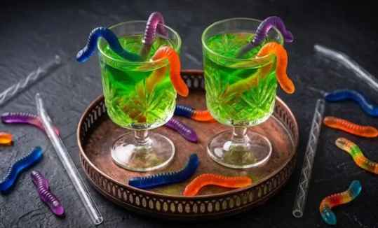 Cocktail vert d’Halloween aux bonbons