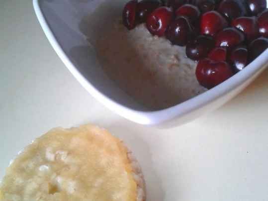 Petit déjeuner simple et équilibré (lait, flocons d'avoine et fruits)