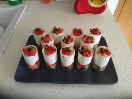 Verrines de tomate, concombre et saumon