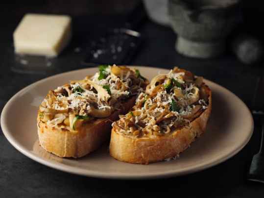 Tartines d'automne, cèpes et parmesan