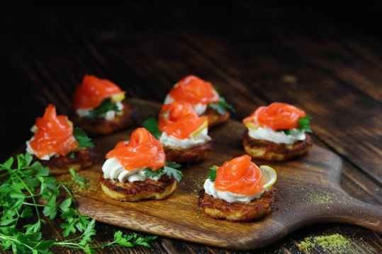 Blinis de saumon et de chèvre au pesto