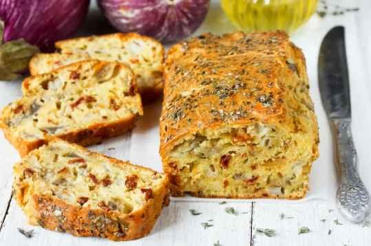 Cake salé aux tomates séchées, chèvre et graines