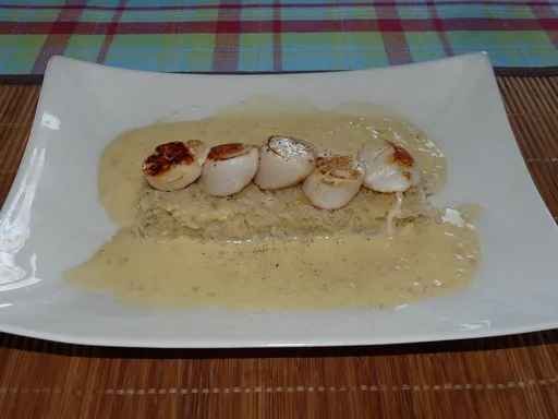 Saint-Jacques poêlées sur lit de choucroute et beurre blanc