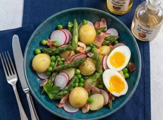 La salade tiède aux asperges, lardons et œuf parfait