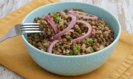 Salade piquante de lentilles au thon et oignons rouges