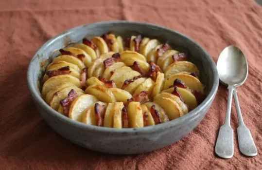 Pommes boulangères fondantes au lard et aux oignons