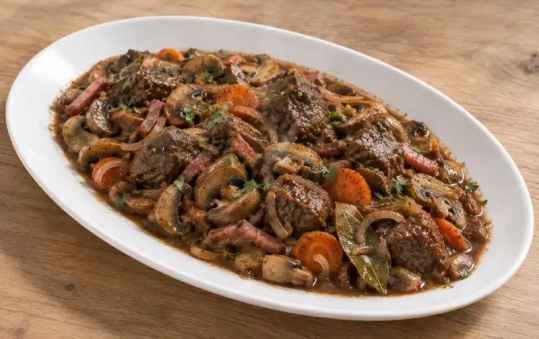 Bœuf bourguignon facile aux champignons, lardons et carottes