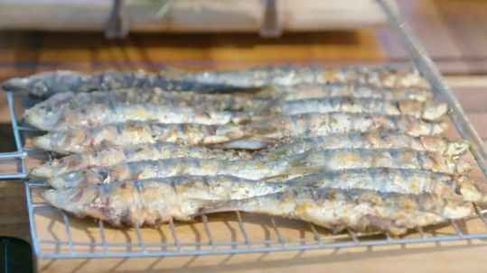 Sardines grillées, en noir et blanc par Laurent Mariotte