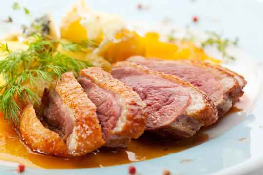 Magrets de canard aux pommes et oignons confits