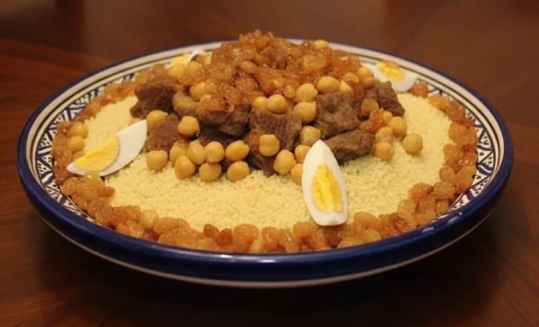 Couscous oriental au bœuf épicé et raisins dorés