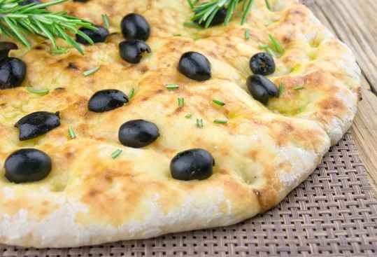 Pain focaccia aux olives noires et au romarin