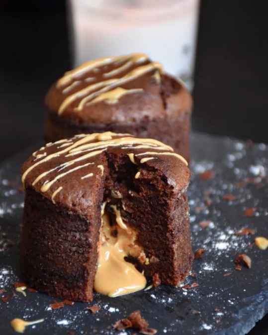 Petits moelleux au chocolat coeur coulant au beurre de cacahuète