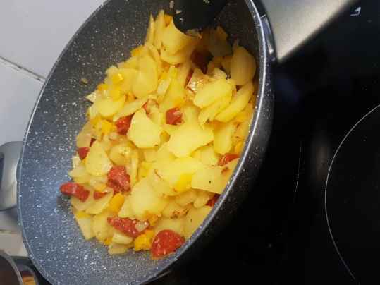 Poêlée délicieuse de fenouil, chorizo et pomme de terre