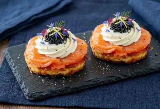 Galette rösti garnie de saumon fumé