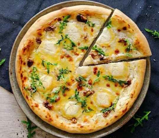 Pizza au chèvre et miel maison : recette facile et gourmande