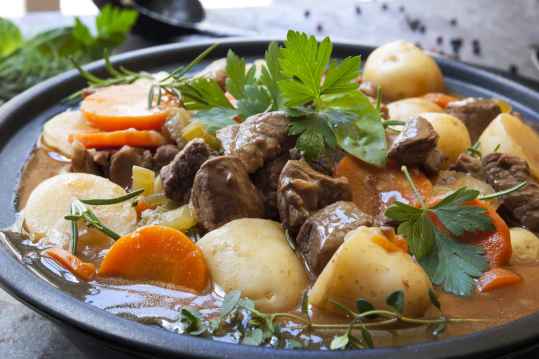 Ragoût d'agneau et pommes de terre en cocotte
