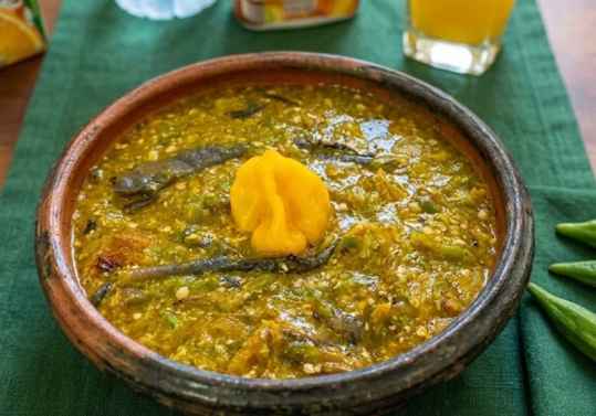 Soupe de gombo maison aux poissons fumés