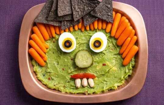 Sorcière d’Halloween au guacamole et baby carottes