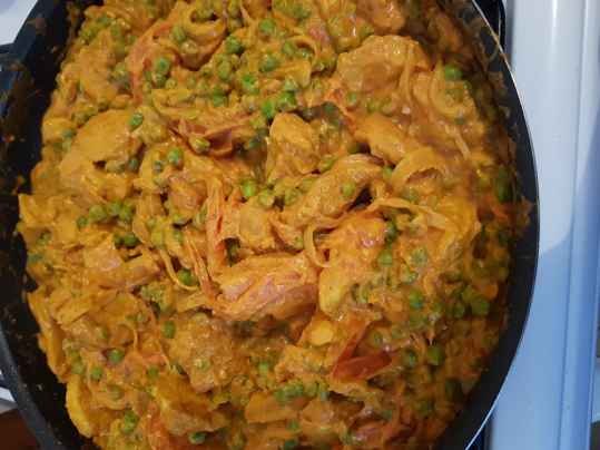 Poulet malaisien pimenté au lait de coco et petits pois