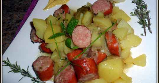 Ragoût de pommes de terre avec des saucisses fumées