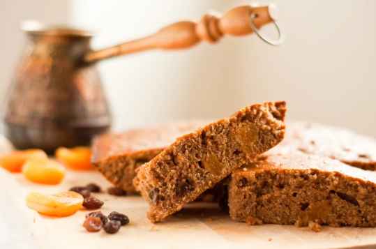 Pain d'épices avec des morceaux de fruits secs