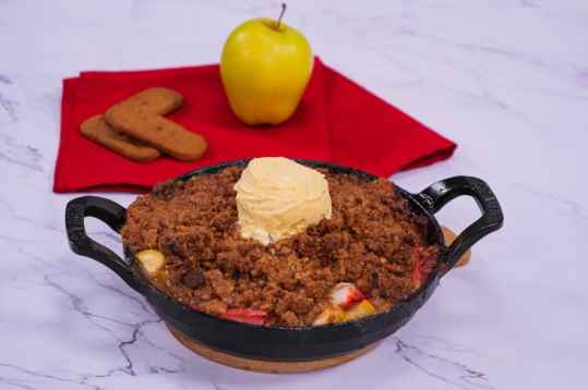 Crumble pommes, fraises, rhubarbe aux speculoos