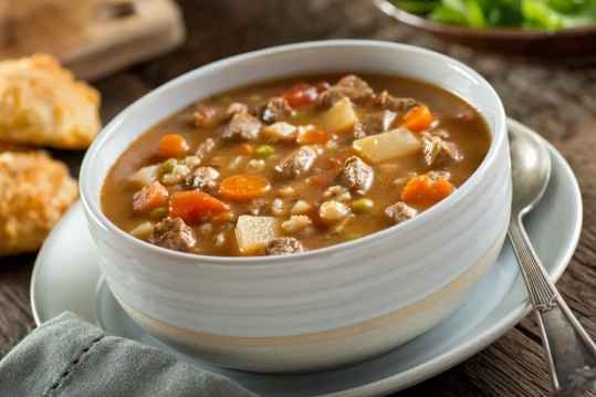 Potage à l'orge et à la viande des grisons au monsieur cuisine